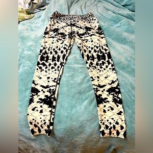 Vastitch leggings. Black and white.